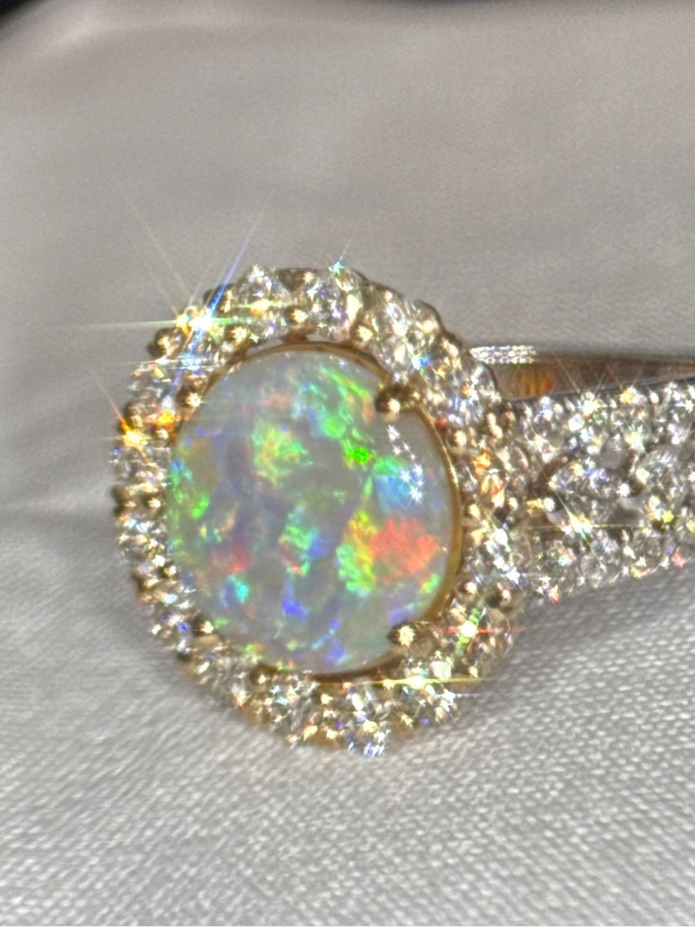 Australian Opal Halo Diamond Ring in White and yellow gold - Picture 3 of 13